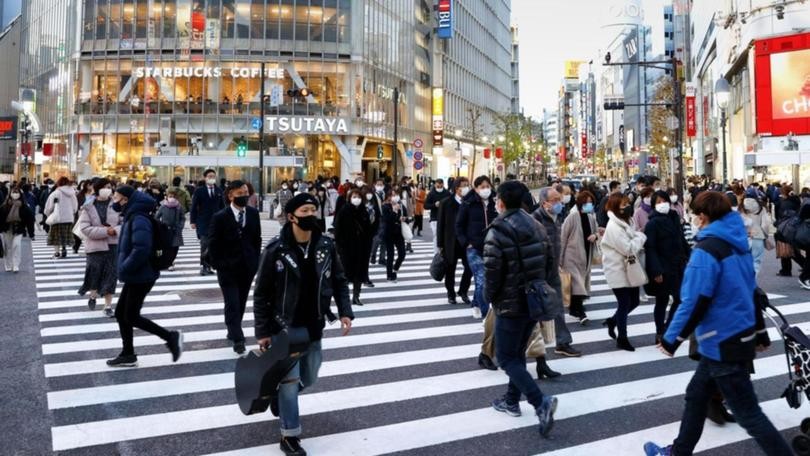 NGUY HIỂM! Nhật Bản phát hiện biến thể SARS-CoV-2 mới dễ lây lan hơn, có thể làm giảm tác dụng của vaccine. (Nguồn: The West Australian)