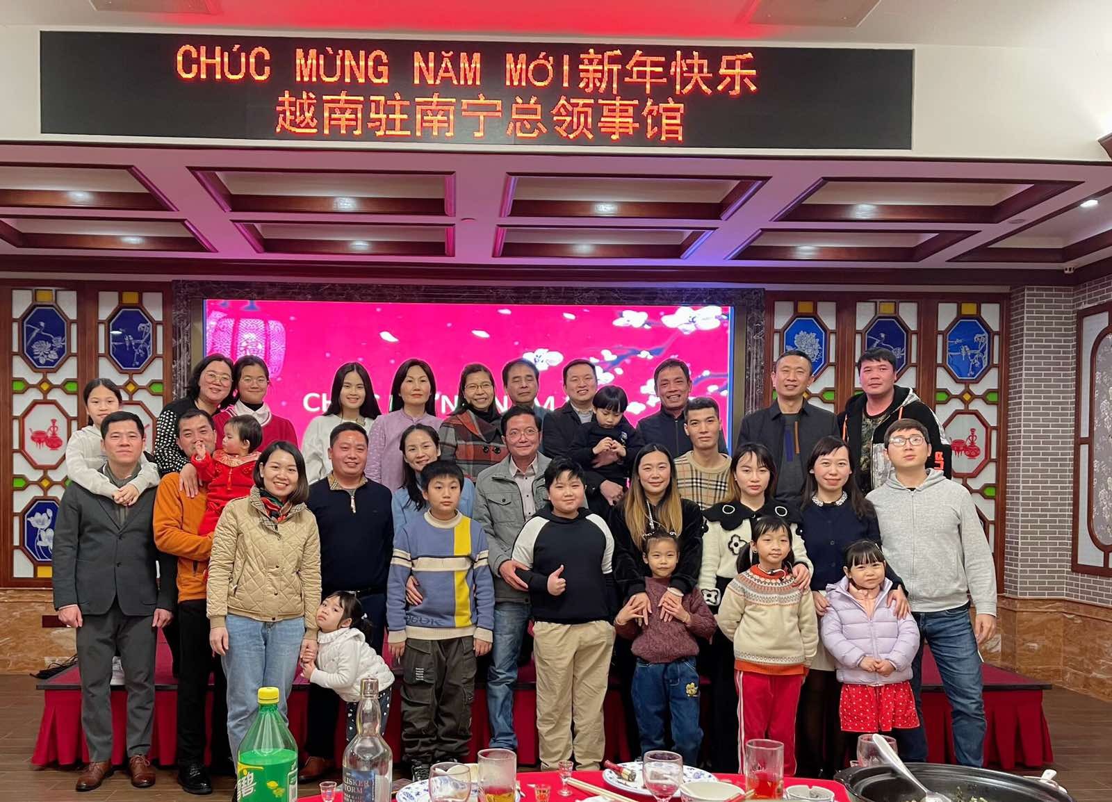 Tết cộng đồng ấm áp của Tổng Lãnh sự quán Việt Nam tại Nam Ninh cùng bà con người Việt Tết cộng đồng ấm áp của Tổng Lãnh sự quán Việt Nam tại Nam Ninh cùng bà con người Việt