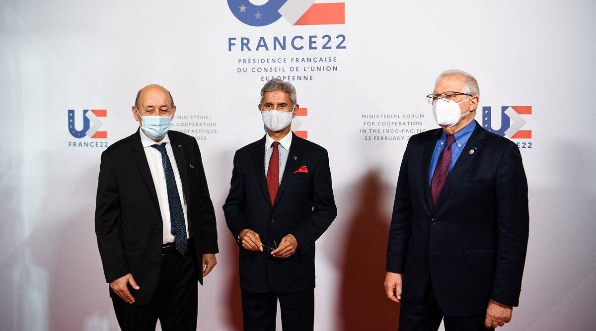 Bộ trưởng Ngoại giao S Jaishankar (giữa) cùng Bộ trưởng Ngoại giao Pháp Jean-Yves Le Drian (trái) và Đại diện cấp cao của Liên minh châu Âu về Chính sách đối ngoại và An ninh Josep Borrell tại Paris, Pháp (Reuters)