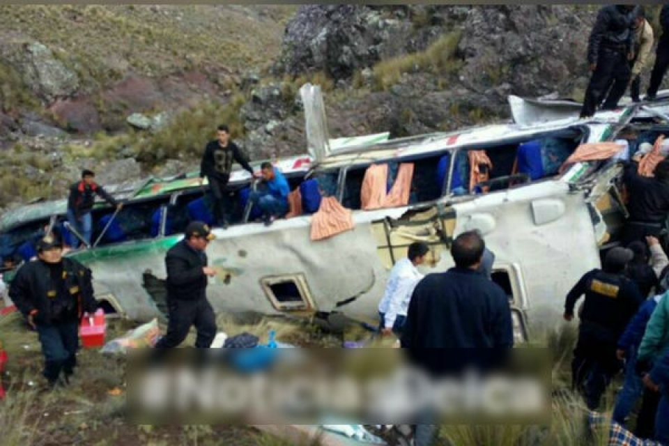 peru xe bus roi xuong vuc gan 50 nguoi thuong vong