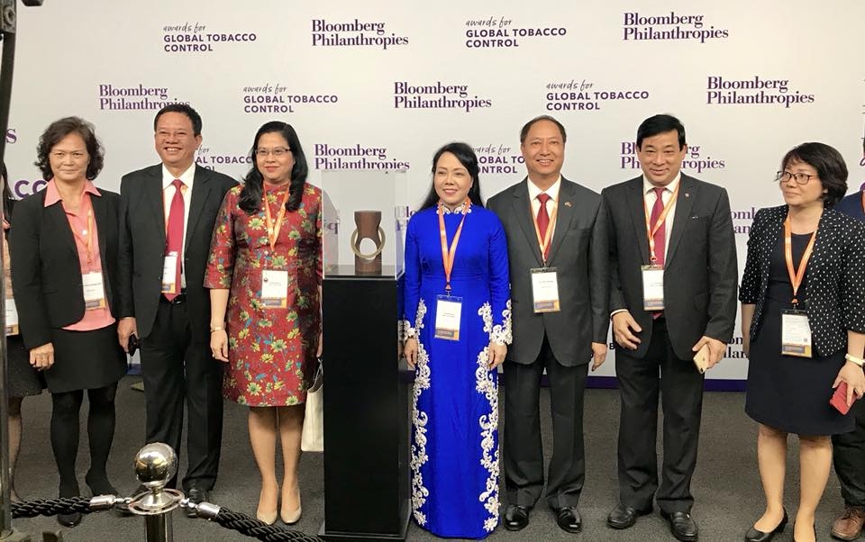 bo y te nhan giai thuong quoc te ve kiem soat thuoc la