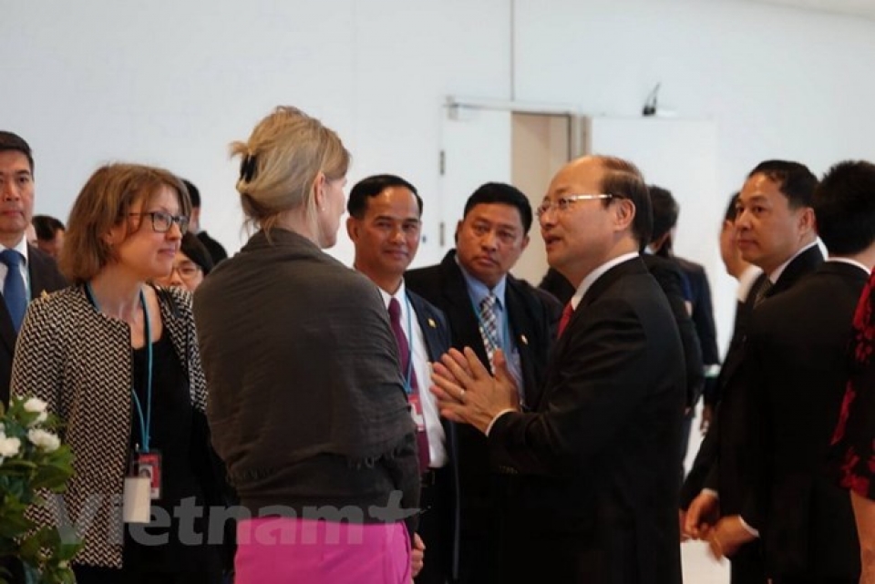 trien lam cau chuyen ve van de ma tuy the gioi qua hinh anh