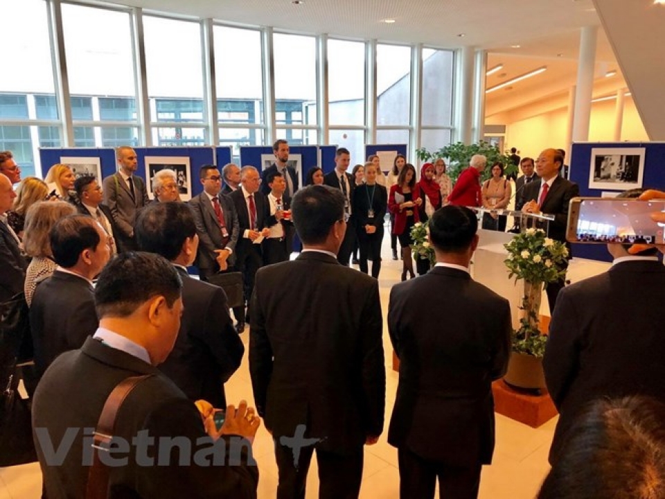 trien lam cau chuyen ve van de ma tuy the gioi qua hinh anh