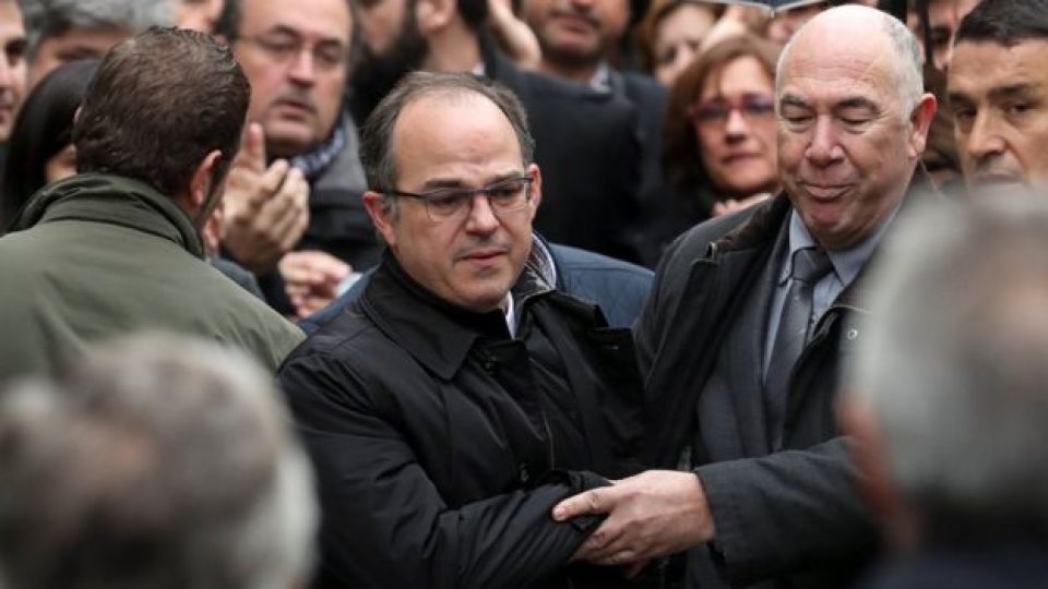 tay ban nha phat lenh bat giu quoc te nhieu cuu quan chuc vung catalonia