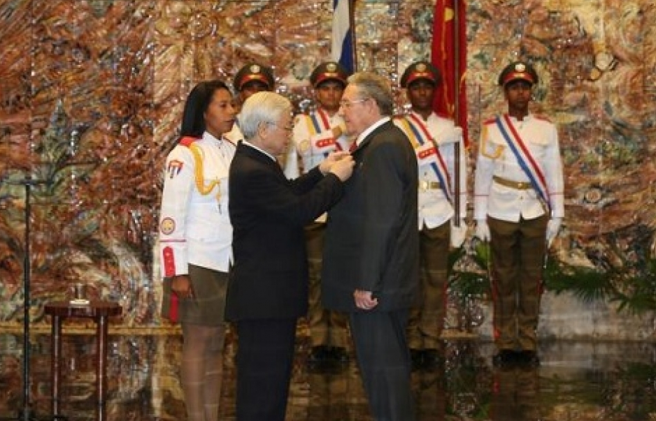Tổng Bí thư trao Huân chương Sao vàng tặng Chủ tịch Raul Castro Ruz
