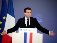 nuoc phap co dang xoay truc va tro ve voi ve chau phi