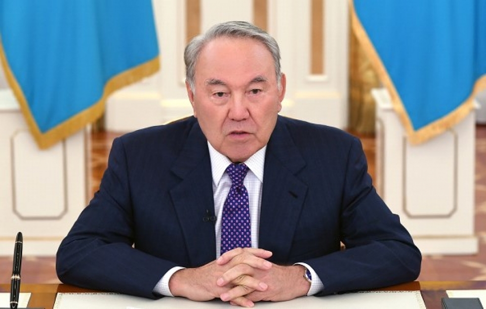 tong thong kazakhstan tu chuc nhung van o lai cung nhan dan