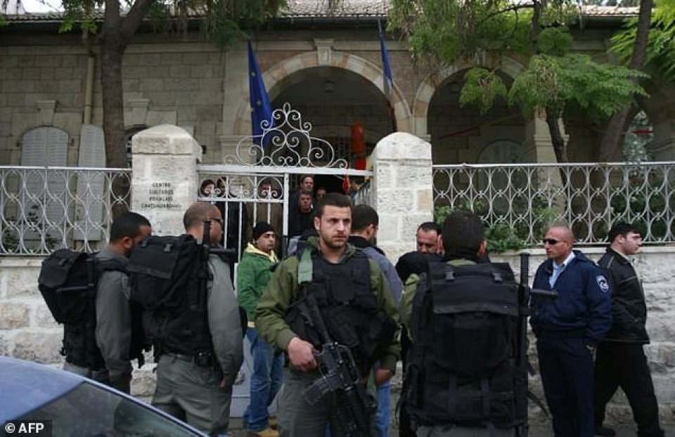 israel dong cua trung tam van hoa phap tai jerusalem