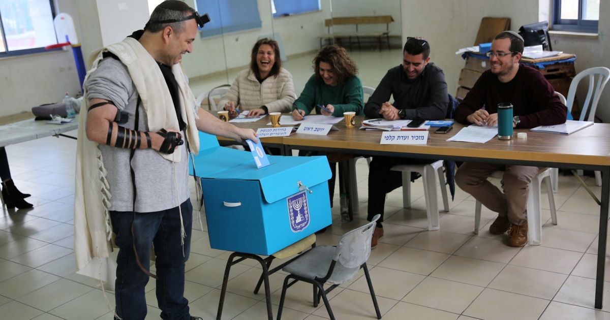 israel bat dau cuoc bau cu nguoi cach ly vi covid 19 bau o cac diem bo phieu dac biet