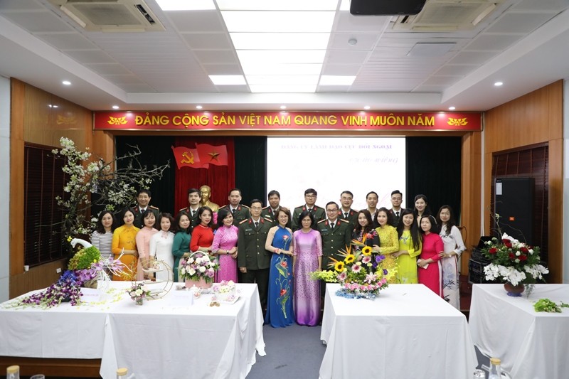 Cục Đối ngoại Bộ Công an tổ chức cuộc thi cắm hoa nghệ thuật chào mừng ngày Quốc tế Phụ nữ