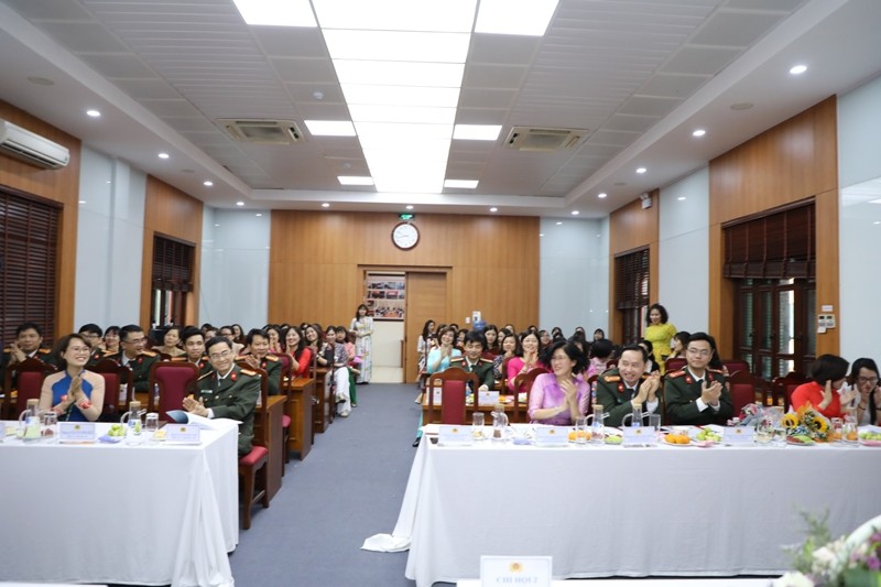 Cục Đối ngoại Bộ Công an tổ chức cuộc thi cắm hoa nghệ thuật chào mừng ngày Quốc tế Phụ nữ