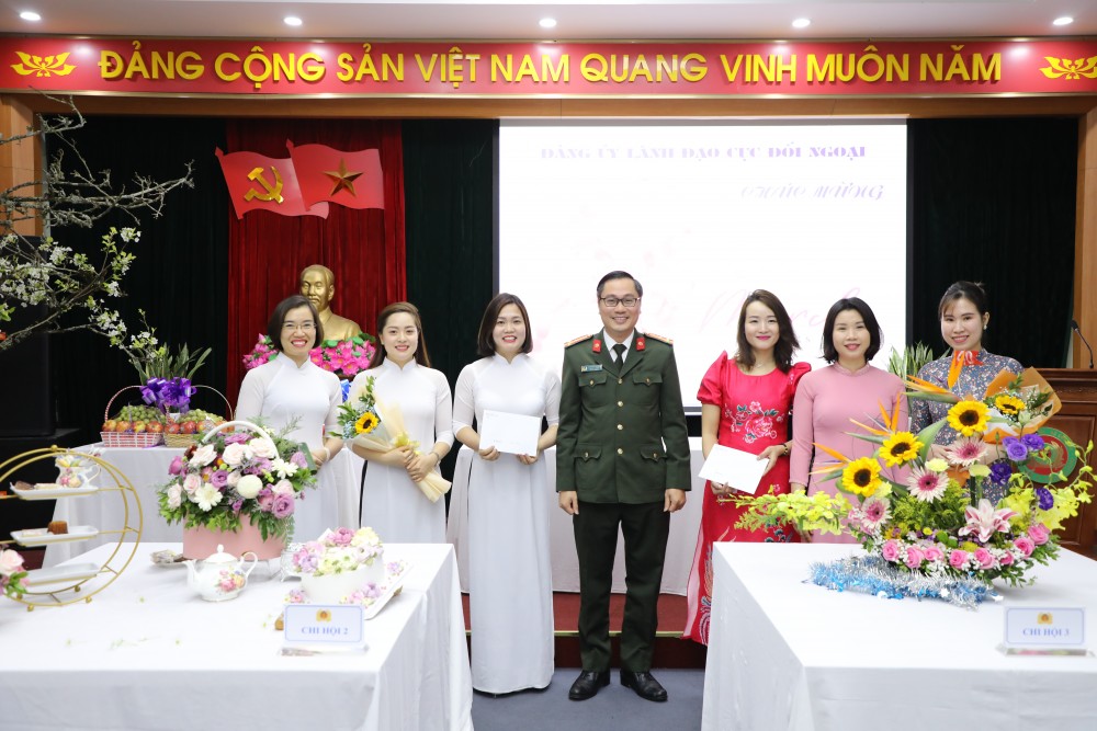 Cục Đối ngoại Bộ Công an tổ chức cuộc thi căm hoa nghệ thuật chào mừng ngày Quốc tế Phụ nữ