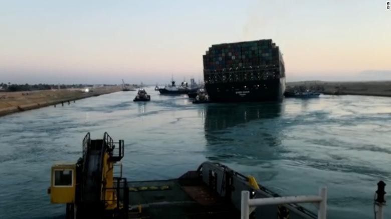 Siêu tàu Ever Given bắt đầu chuyển động, kênh đào Suez sắp sửa được khai thông trong vài giờ tới. (Nguồn: CNN)