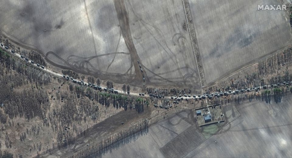 Xung đột Nga-Ukraine: Đoàn xe quân sự khủng tiến gần Kiev, Nga mở đường cho người dân thủ đô Ukraine. (Nguồn: Reuters)