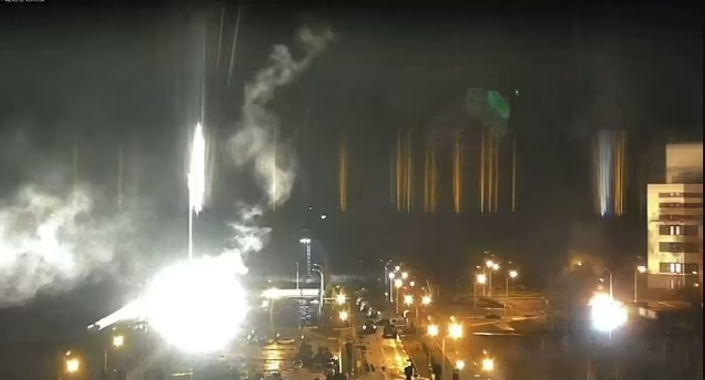 Cháy nhà máy điện hạt nhân Zaporizhzhia: Ukraine-IAEA lên tiếng khẩn, Tổng thống Mỹ gọi sang Kiev. (Nguồn: Daily Mail)