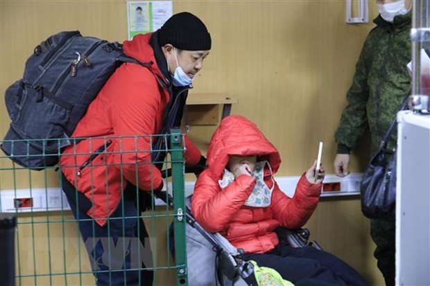 Đón 14 người Việt sơ tán từ vùng chiến sự Kherson của Ukraine về Nga