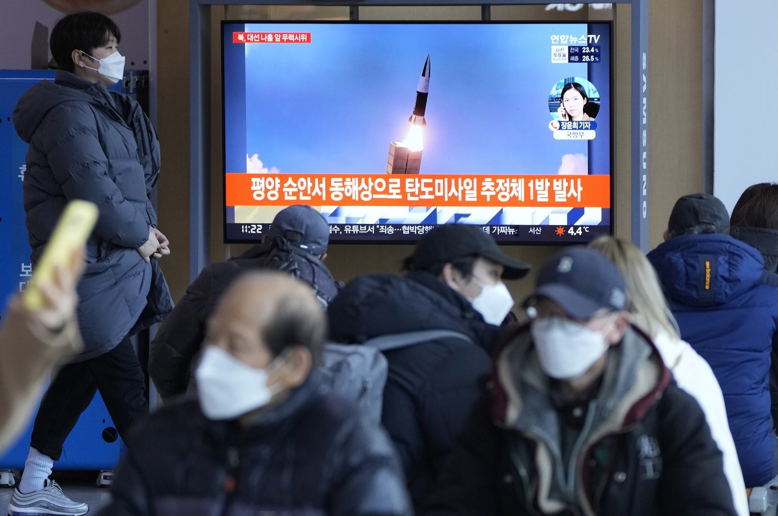 Màn hình tại ga Seoul, Hàn Quốc phát về một vụ phóng thử tên lửa của Triều Tiên vào ngày 5/3. (Nguồn: AP)