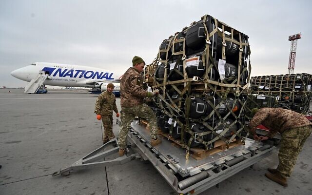 Mỹ bơm thêm vũ khí tới Ukraine, xem xét khả năng đưa máy bay chiến đấu tới vùng chiến sự. (Nguồn: AFP)