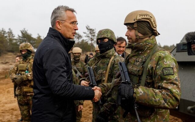 Các bộ trưởng quốc phòng NATO họp bất thường, Tổng thư ký: Cần tăng quân ở sườn Đông. (Nguồn: AFP)