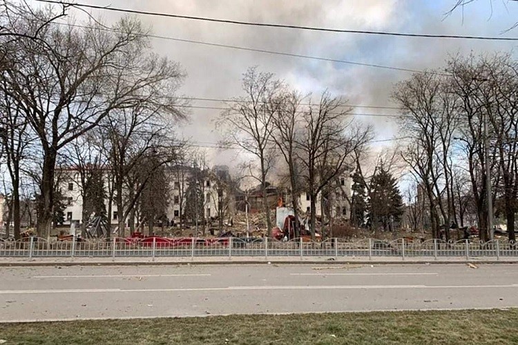 Xung đột Nga-Ukraine: Đổ lỗi nhau vụ không kích ở Mariupol; Nga nói kiểm soát thêm 2 khu dân cư ở Donbass. (Nguồn: AP)