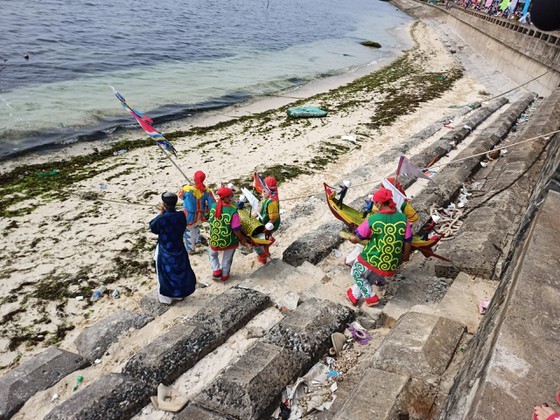 Cư dân huyện đảo Lý Sơn tổ chức lễ khao lề thế lính tưởng nhớ Đội hùng binh Hoàng Sa. (Nguồn: SGGP)