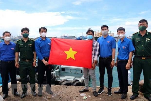 The Central Committee of the Ho Chi Minh Communist Youth Union presents the national flag to fishermen in Phu Quy island district, Binh Thuan province