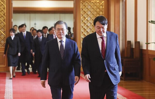 Unable to meet his successor, South Korean President Moon Jae-in eagerly spoke up.  (Source: Korean Presidential Palace)