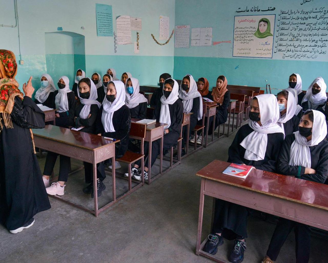 Afghanistan: HĐBA vừa yêu cầu trả lại quyền đi học cho trẻ em gái, Taliban ra luôn lệnh cấm mới với phụ nữ. (Nguồn: The Star)