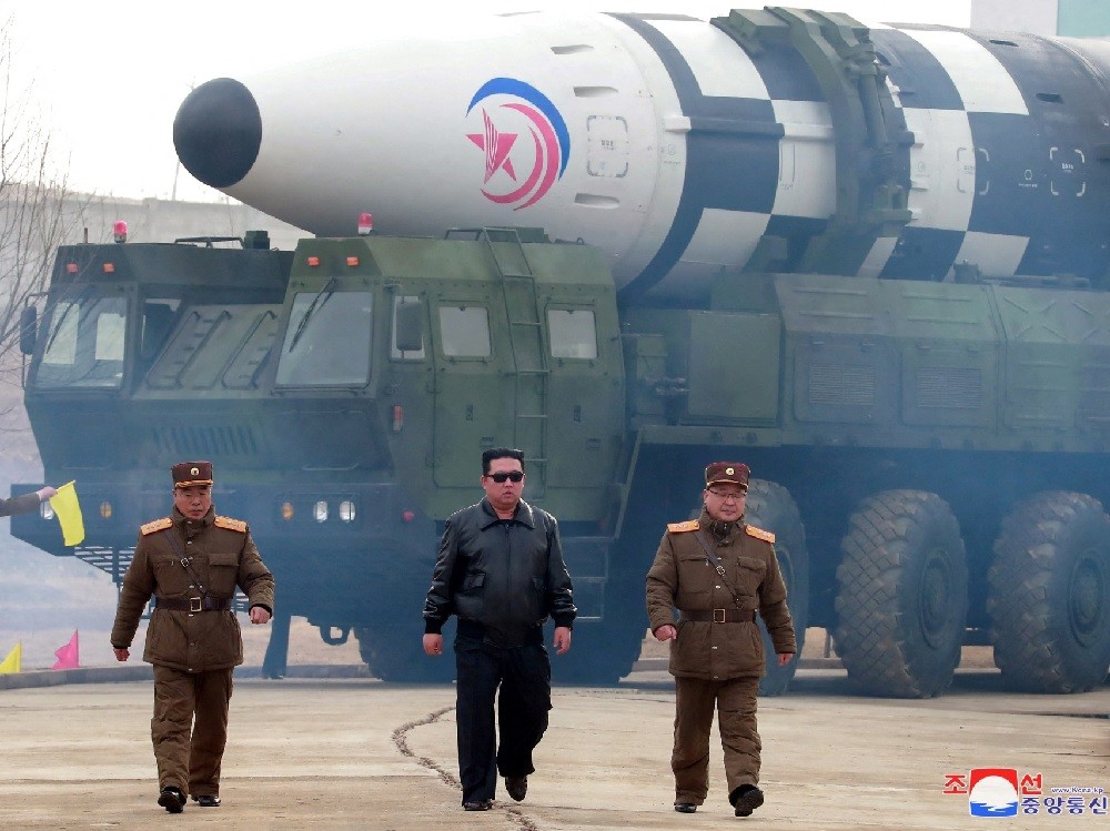 Chủ tịch Triều Tiên Kim Jong-un ra tuyên bố mạnh mẽ sau vụ phóng thử Hwasong-17