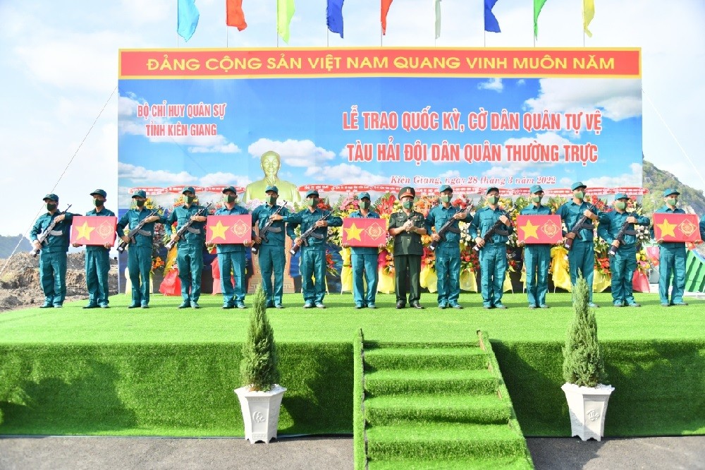 Hải đội dân quân thường trực đầu tiên của Kiên Giang nhận Quốc kỳ