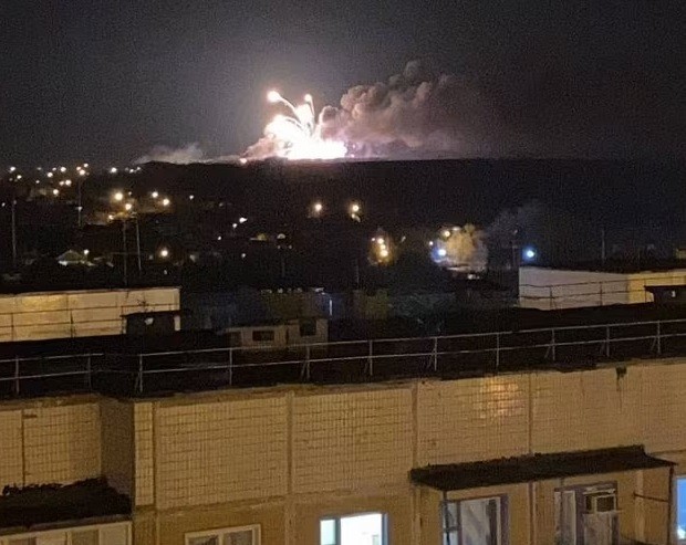 Nga: Hàng loạt tiếng nổ lớn ở ngoại ô thành phố giáp Ukraine. (Nguồn: Daily Mail)