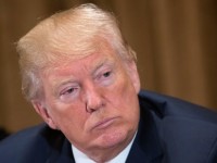 tong thong trump de xuat bo thue oto cua eu la chua du tot