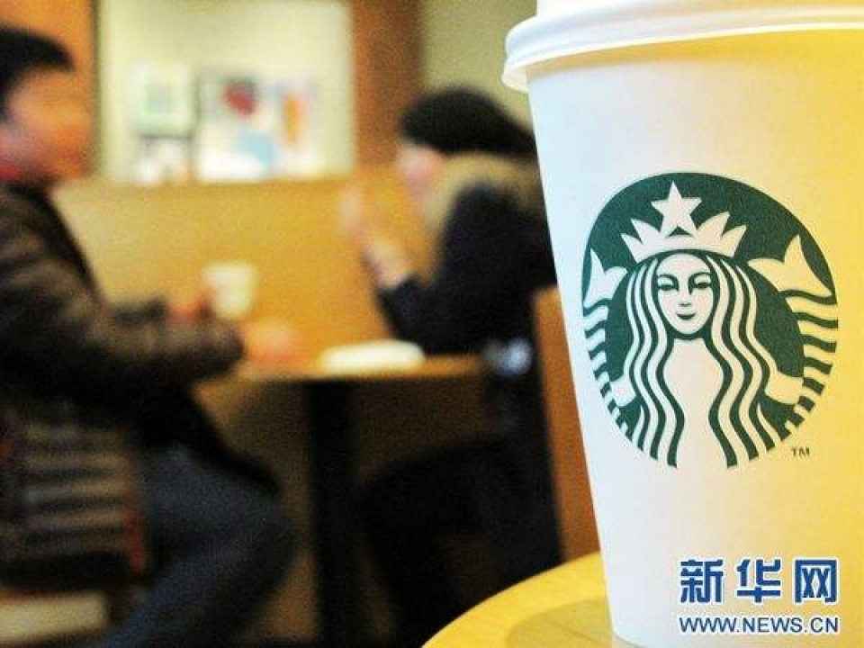Starbucks đóng cửa 8.000 cửa hàng để nhân viên đi tập huấn về chủng tộc starbucks tim cach lay lai hinh anh sau su co co yeu to sac toc