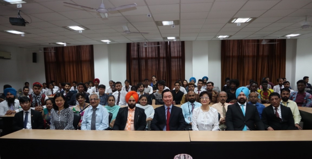 ra mat chuong trinh hoc bong dai su viet nam tai an do