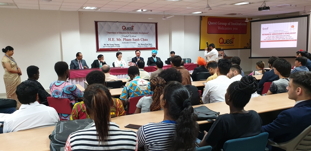 ra mat chuong trinh hoc bong dai su viet nam tai an do