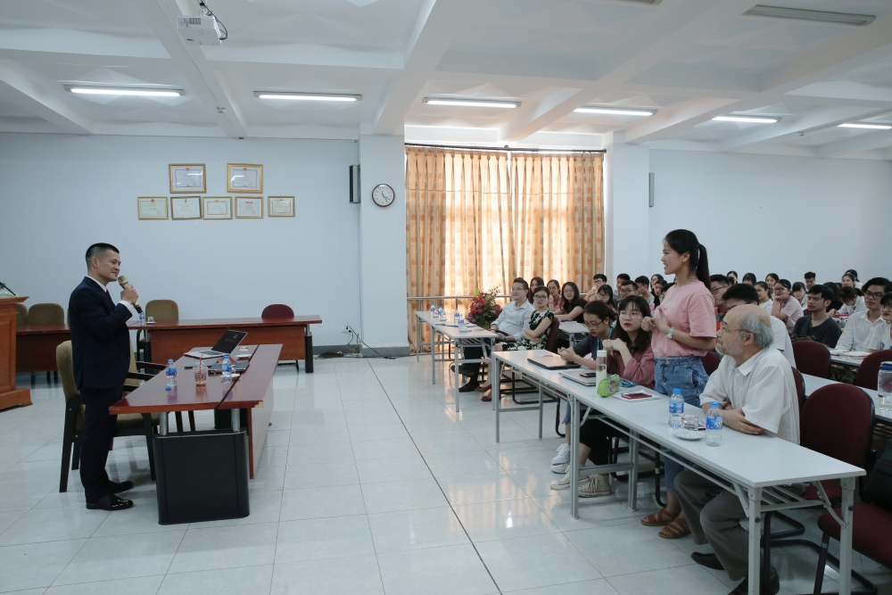 sinh vien hoc vien ngoai giao tim hieu ve nen cong nghiep sang tao nghe thuat