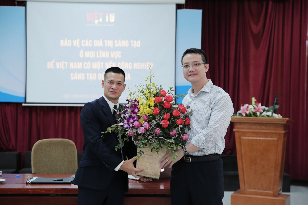 sinh vien hoc vien ngoai giao tim hieu ve nen cong nghiep sang tao nghe thuat