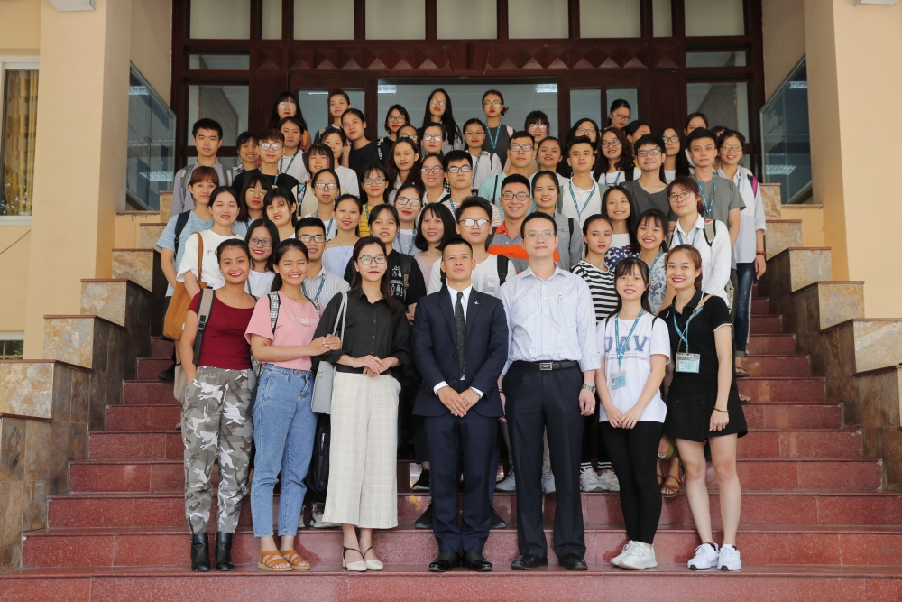 sinh vien hoc vien ngoai giao tim hieu ve nen cong nghiep sang tao nghe thuat