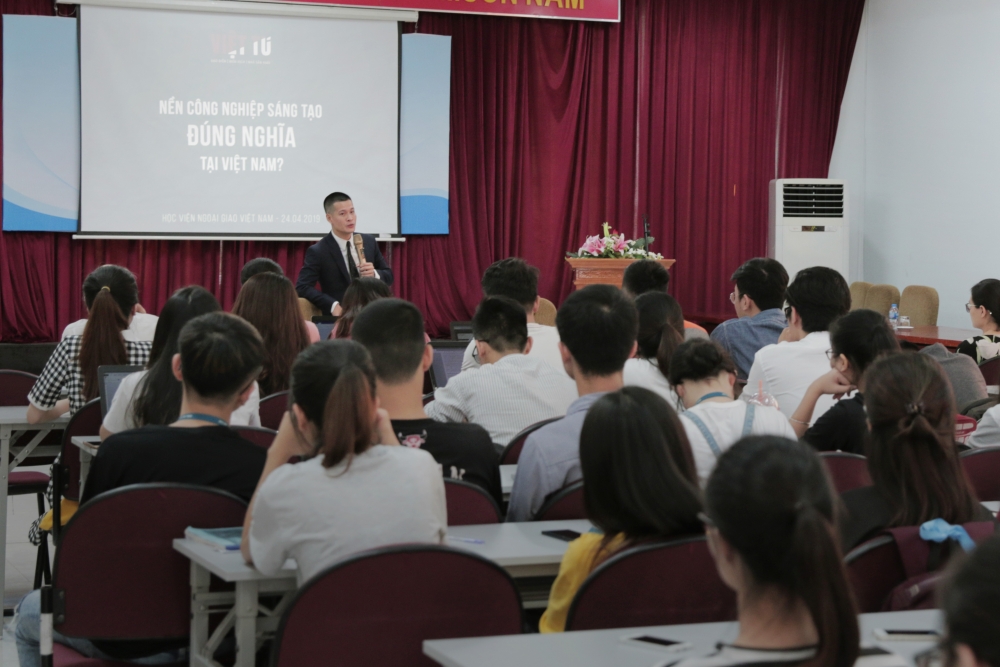 sinh vien hoc vien ngoai giao tim hieu ve nen cong nghiep sang tao nghe thuat