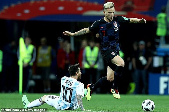 dang anh hoai niem vuot mat messi rakitic bi fan barcelona tong tan cong