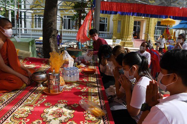 cap nhat 14h ngay 164 campuchia do bo lenh han che di lai bang new york bat buoc deo khau trang noi cong cong phong covid 19 lay lan