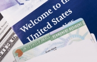 Tổng thống Mỹ ký sắc lệnh hạn chế nhập cư, tạm dừng cấp mới thẻ xanh