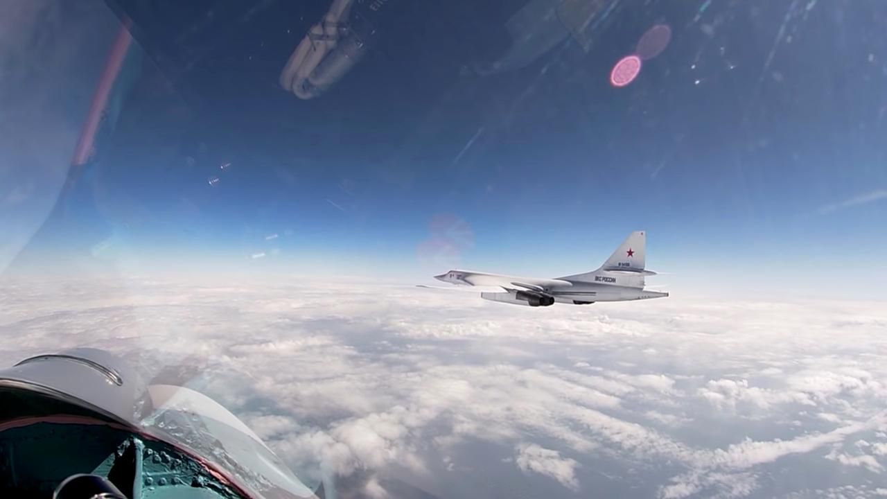 Máy bay Nga có khả năng mang tên lửa hạt nhân bay qua biển Baltic, hàng loạt nước tung phản lực 'hộ tống' may bay nga co kha nang mang ten lua hat nhan bay qua bien baltic hang loat nuoc tung phan luc ho tong