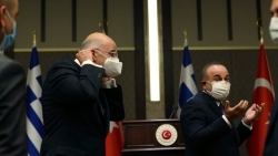 'Drama' Thổ Nhĩ Kỳ-Hy Lạp: Ngoại trưởng 2 nước 'cãi tay đôi' ngay giữa họp báo chung