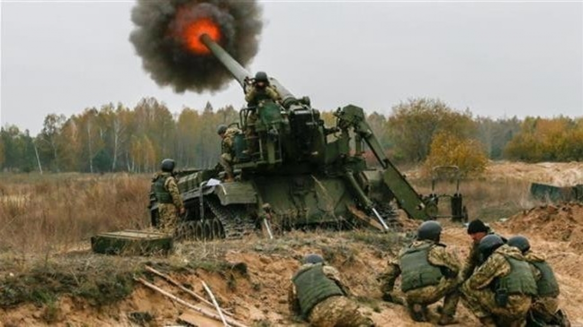 Miền Đông Ukraine: Nga ồ ạt kéo quân đến biên giới, Ukraine không "kém miếng", cho quân pháo kích tiền tuyến