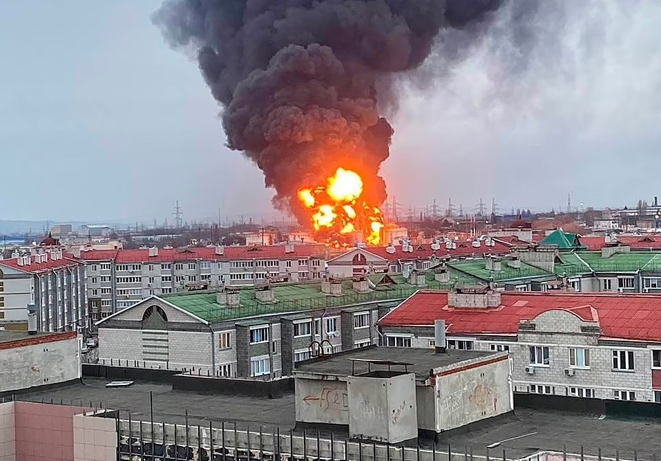 Hỏa hoạn nhấn chìm các cho chứa dầu Nga, 2 người bị thương, nghi do Ukraine thực hiện? (Nguồn: East 2 East News)