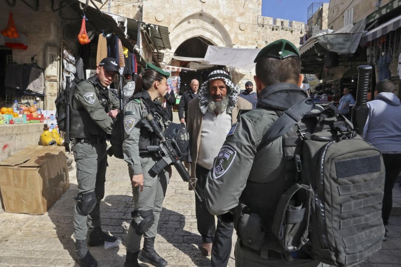 Lực lượng an ninh Israel kiểm tra những người Palestine hướng đến khu nhà thờ Hồi giáo al-Aqsa để cầu nguyện vào thứ Sáu ngày 1 tháng 4 năm 2022, ở Thành cổ Jerusalem (AFP)
