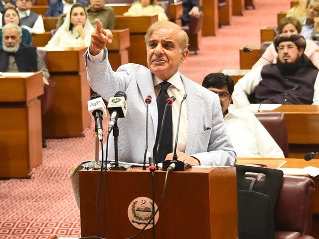 Thủ tướng Shehbaz Sharif đọc bài phát biểu chiến thắng tại Quốc hội vào ngày 11 tháng 4. ẢNH: PID