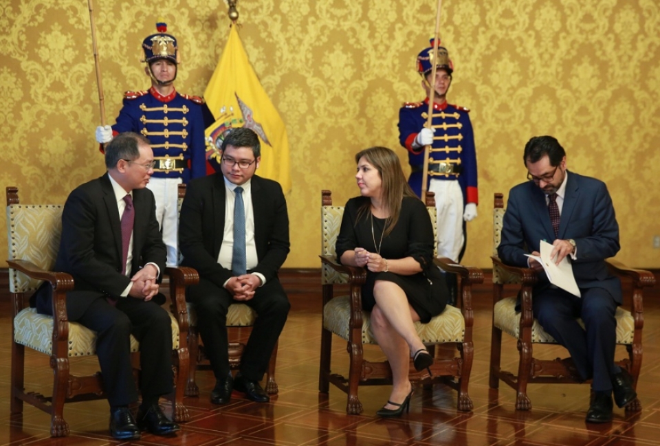 Đại sứ Nguyễn Ngọc Sơn trình Quốc thư tại Ecuador dai su nguyen ngoc son trinh quoc thu len quyen tong thong ecuador
