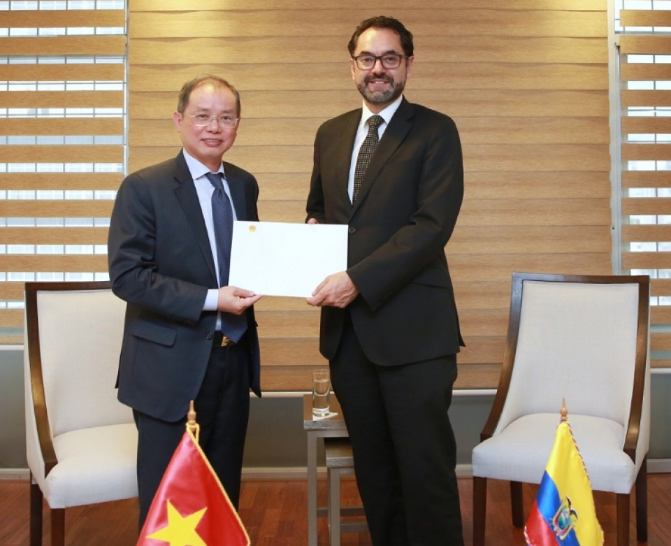 Đại sứ Nguyễn Ngọc Sơn trình Quốc thư tại Ecuador dai su nguyen ngoc son trinh quoc thu len quyen tong thong ecuador